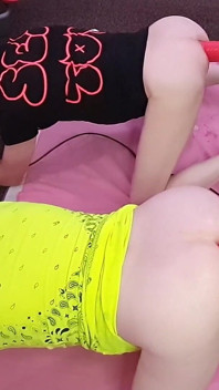 Divertimento doppio cazzo macchina con grandi dildo e 2 macchine del sesso