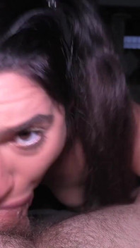 La babysitter kiana si riempie di sborra