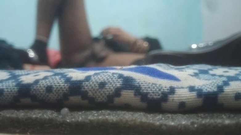 Urvashipatil123: Indiana crossdresser sexy vídeo de seda naqAb