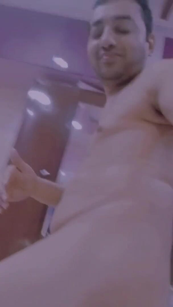 Cute & Nude Crossdresser: Nackter sexy sissy femboy zeigt seinen sexy nackten körper.