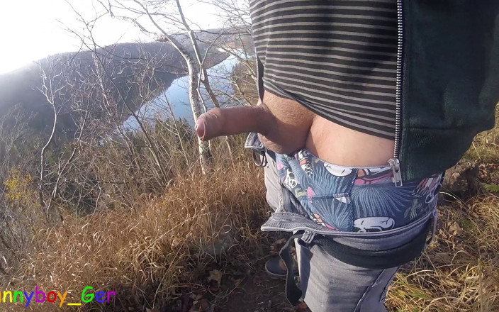 Funnyboy-Ger: 알가우 지역의 강 고리 위에 있는 바깥에서, 나는 두껍고 포피 같은 페니스를 기쁘게 자위하고 있었다.