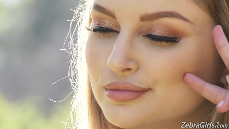 Zebra Girls: Лесбийский секс с Daya Knight, Сентябрьское правление и зайчик Colby