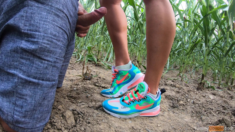Yummy Couple: Teve que se ajoelhar no campo e gozar em seus...