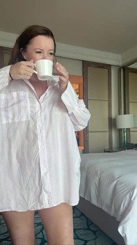 Usikan Hotel Sophia Smith yang berwap - baju putih, bikini, dan ketegangan basah