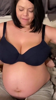 Elle remue ses seins et joue avec ses tétons pendant une grossesse