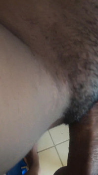 Regarde mon sperme jaillissant de sa chatte poilue d'ébène me suppliant de baiser