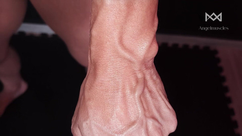 Angelmuscles: POV 개인 트레이너 로봇 - 이두근 프로토콜 활성화