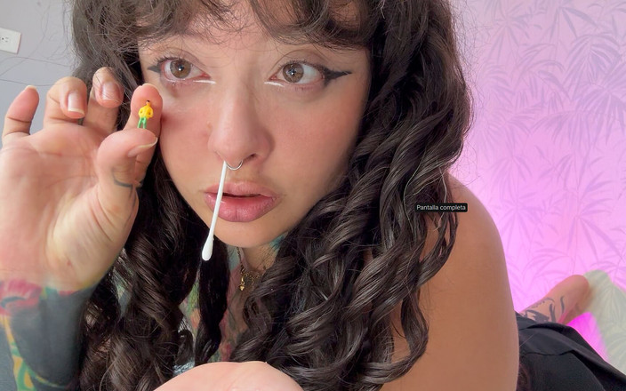 Pedazodchicle: Великаншка пихает обконуженного мужчину ей по носу