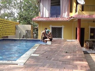 BengaliPorn: 女大学生和她的男友在游泳池及其浴室里做爱和性爱