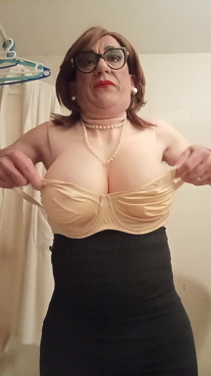 Yusti: 거울 앞에서 옷 입기