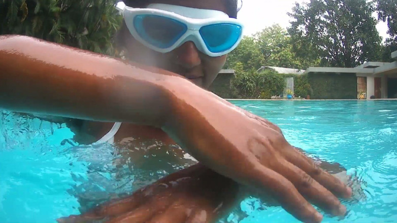 Horny_Bong: Indian Desi Couple Hot Moments at Hotel Swimming Pool