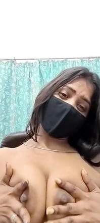 La ragazza mostra e preme le sue tette durante la videochiamata