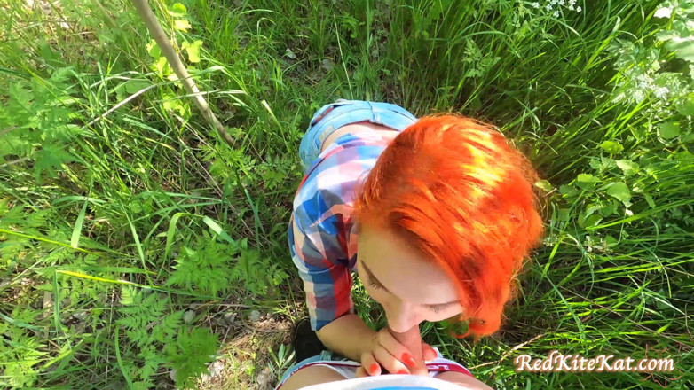 Red KiteKat: Ragazzina succhia un grosso cazzo e un creampie orale fuori...