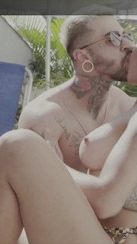 Přišel mi dát opalovací krém na moje tělo a nemohla jsem odolat, měla jsem s ním sex právě tam v klubu