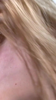 Behaarte blondine verschlingt BBC und bittet um gesichtsbesamung