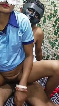 Nouveau, une petite amie de 18 ans se fait baiser par son copain, 2 fois, en parlant d’histoires de sexe