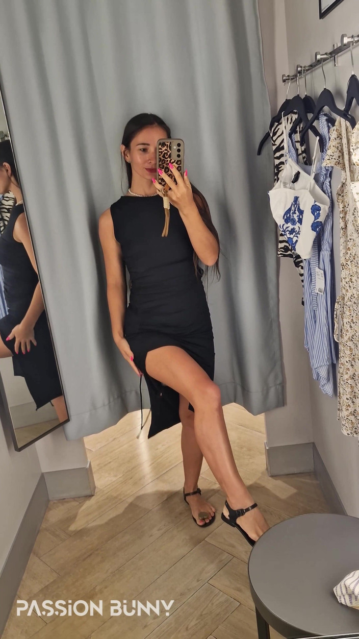 PassionBunny: Cambio De Ropa - Probador Y Jugando Con Coño Cachondo