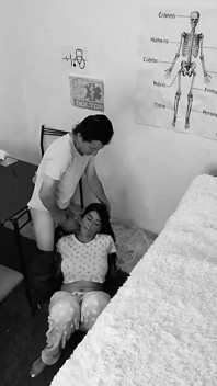 FFM trio - nadržený stařík má sex v kanceláři se svou prsatou manželkou a zakřivený doktor se připojí