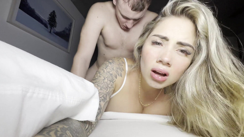 Sara Blonde: Хуище трахает мою маленькую киску - блондинка Sara