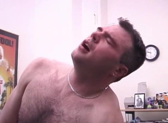 Bareback TV: Chico nerd se la follan en su agujero