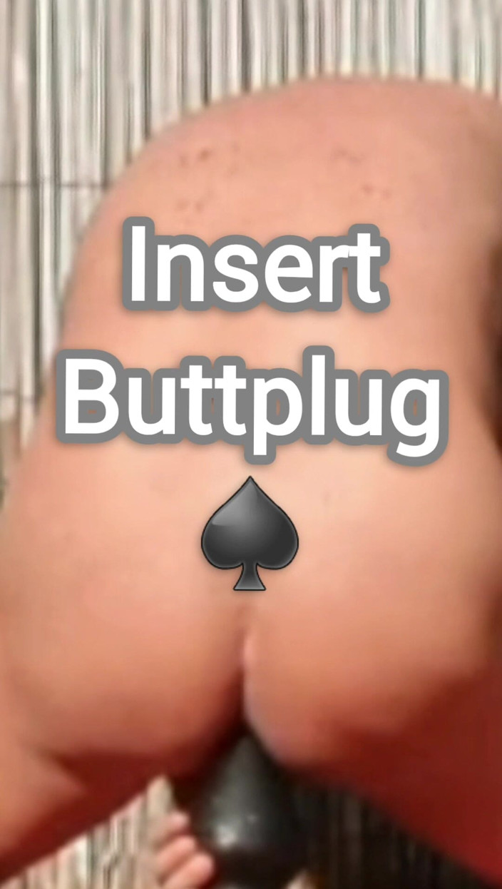MaleModel: Inserida um plug anal enquanto está no jardim