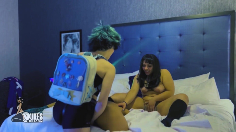 Dukes Hardcore Honeys: Jackie Feet y Nixlynka topan con una muñeca de duke...
