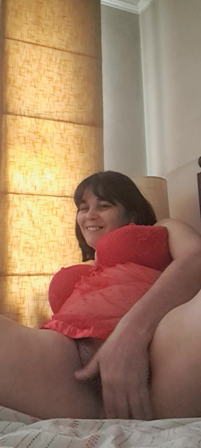 Mommy big hairy pussy: Mama vitregă într-o cameră video roșie sexy