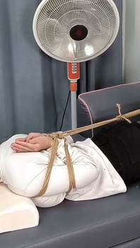 Extrémní pouta bosé dívky, která si hraje s bosýma nohama