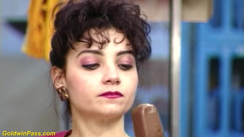 Goldwin pass: O vânzătoare sexy este futută de client în supermarket