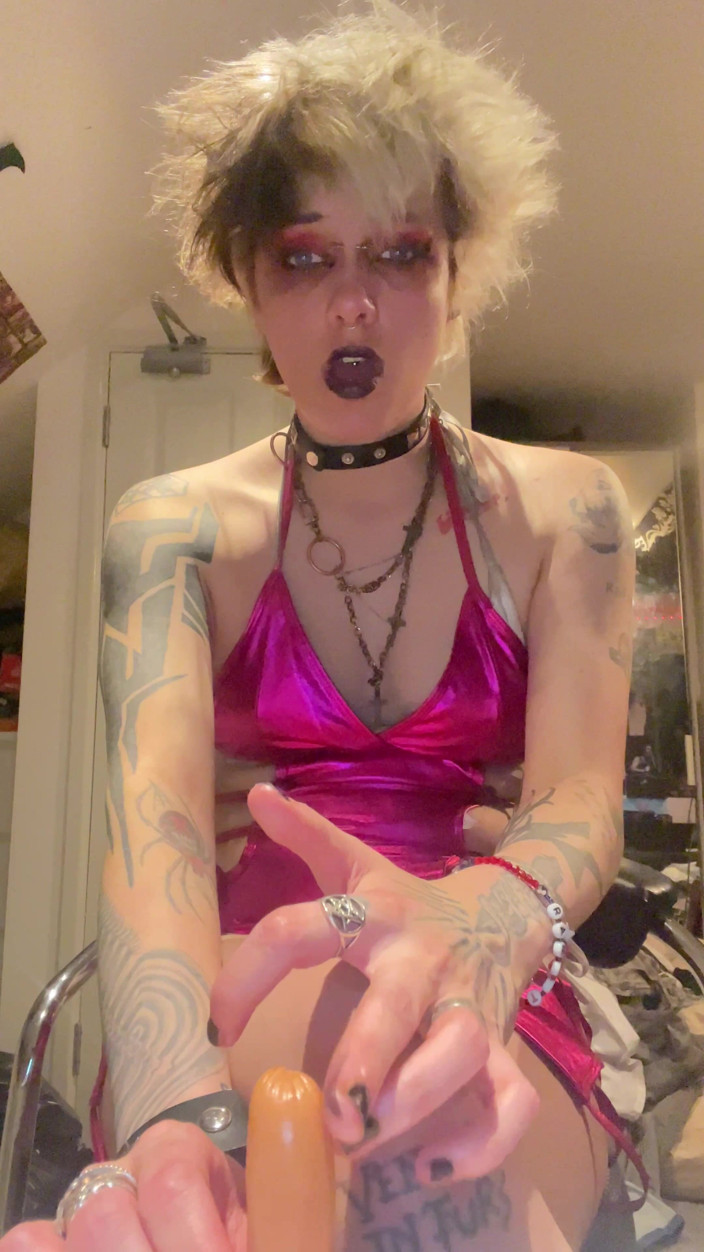 Glitterqueen1999: Un amigo gótica que se queda te pilla masturbándote y...