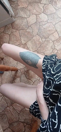 Menina em um vestido de verão se masturba