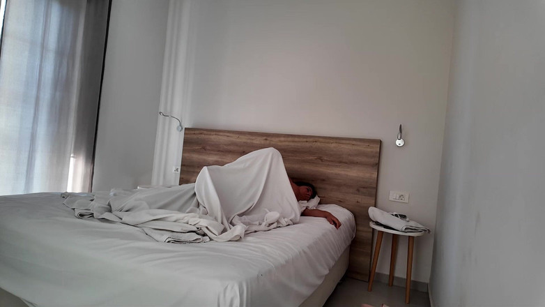ExpressiaGirl: Seksi üvey annemle aynı otel odasını paylaşmak riskli.