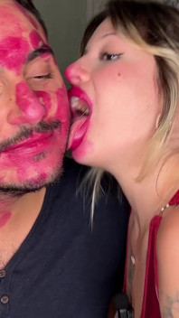 Si bacia il rossetto su tutto il viso non stop