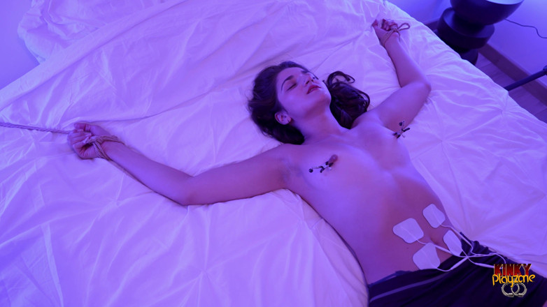 KinkyPlayzone: Sera endure électro-play pour la première fois