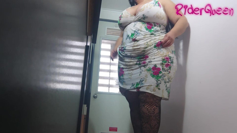 Riderqueen: Mama vitregă în bucătărie - videoclip pentru fani milf mare și frumoasă