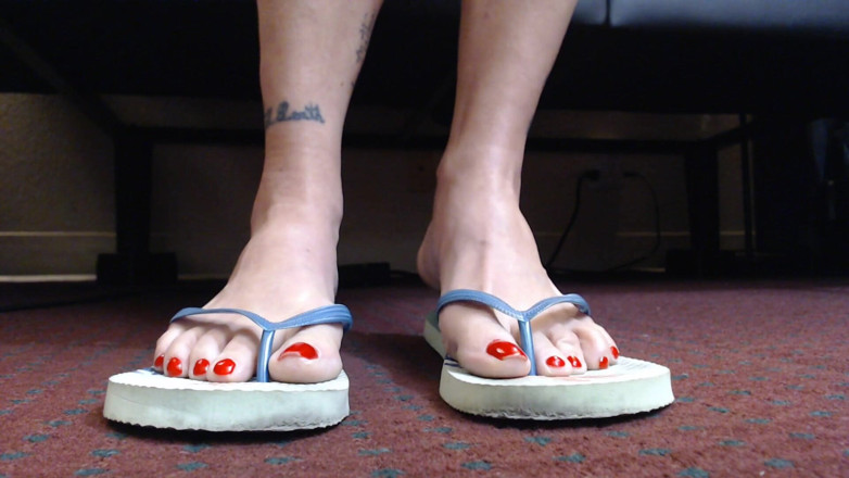 Abby Anna: Belle unghie dei piedi rosse in infradito
