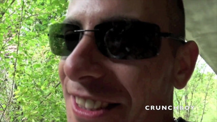 Crunch Boy: Twink zerżnięta przez prostego ogiera na zewnątrz