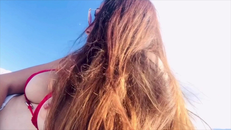 Artemisia Love: Italiana peituda peituda MILF Artemisia Love na praia pública de...