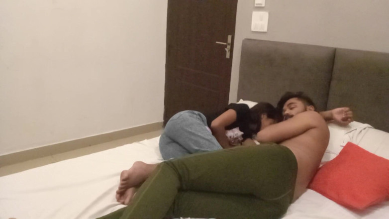 Indian college girls sex: Pasangan desi India muda menikmati seks romantis antara satu sama...