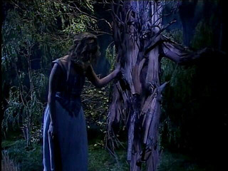 Sex Karma: Šťavnaté rty blonďatá kočka kouří živý strom v mystickém lese