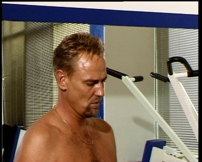 German Threesome: Вона мініатюрна німецька тінка, яка любить отримати подвійне проникнення