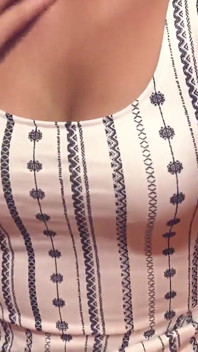 Hintli seksi kız banyoda mastürbasyon yapıyor ve boşalıyor