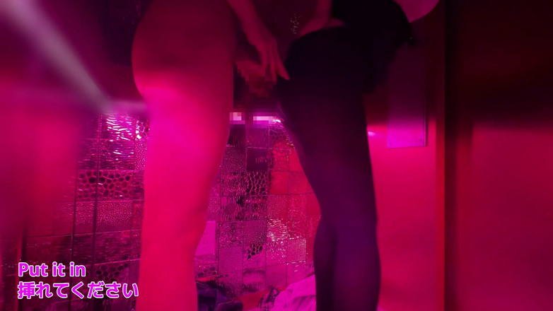 marutahub: Sesso in ascensore. Edificio in ufficio in vacanza. un uomo...