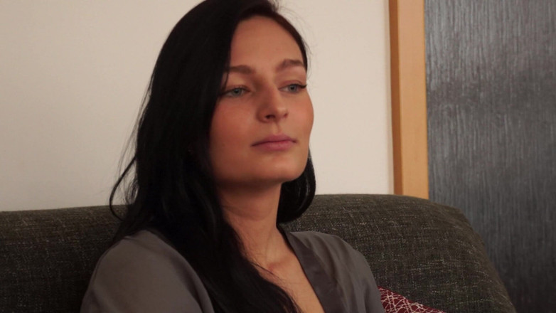 Bitch hunter: Une brune mature excitée doigte sa chatte dégoulinante jusqu’à l’orgasme