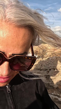 Dövmeli orta yaşlı seksi kadın açık havada sikişmeyi seviyor