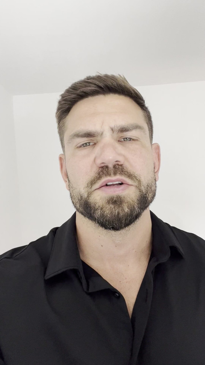 Juan Lucho Gay: Przystojniak Dostaje Tatuaż W Garniturze