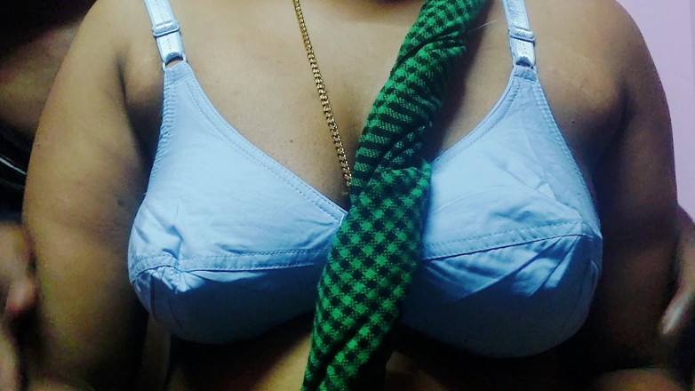 Desi Mohini: Mohini village bhabhi hardsexex dans la chambre.