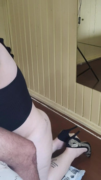 Heiße blonde stiefmutter, dicker arsch in high heels facesitting, reibt haarige muschi gibt es bbc creampie essen sperma parte 4