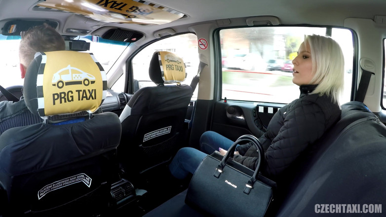 Czech Taxi: Awek blonde dengan tetek besar Pussycat