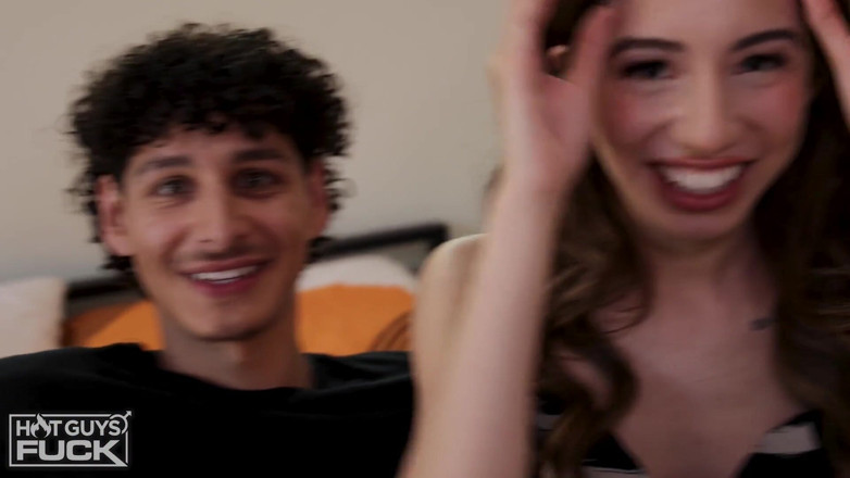 Hot Guys Fuck: Un étalon du sud à grosse bite baise une petite chatte latina